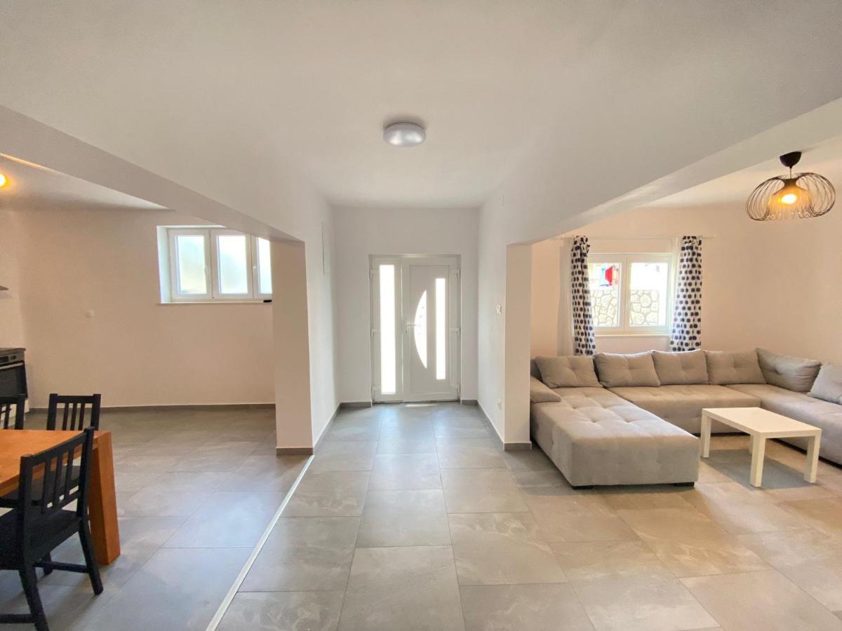 Krasa Escape Apartment โนวีวีโนดอลสกี ภายนอก รูปภาพ